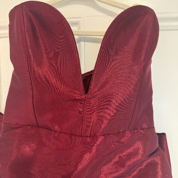 Oh Polly - Woven Taffeta Strapless Mini Dress in Wine - Size 4 - Picture 9 of 9